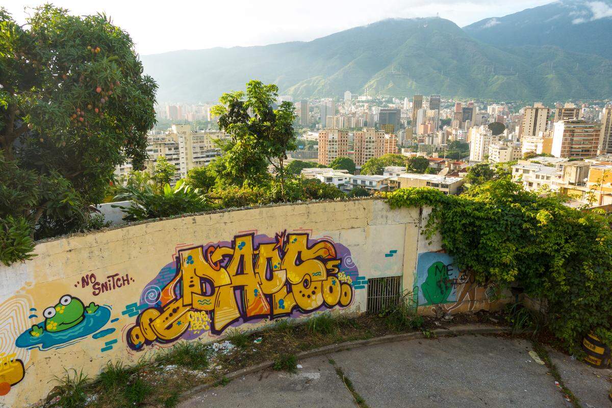 ‘Carta a Caracas: los hijos del desastre’ realiza un recorrido por varios sectores de la capital venezolana. La foto muestra un grafiti del director Daos243.