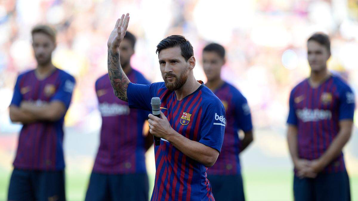 Lionel Messi habla en su estreno como capitán del Barcelona previo al partido contra Boca Juniors por el trofeo Joan Gamper, el 15 de agosto de 2018 en Barcelona.