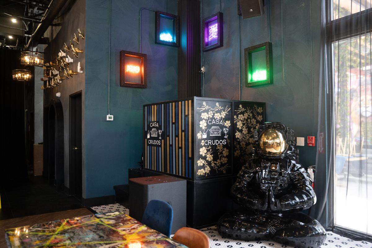 El diseño del restaurante prácticamente grita Wynwood, con un ambiente industrial interior con techos a la vista y luces de colores.