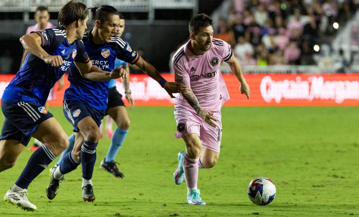 El astro del Inter Miami Lionel Messi conduce la pelota ante la defensa del FC Cincinnati en el partido de la MLS celebrado el 7 de octubre de 2023 en ek DRV PNK Stadium en Fort Lauderdale, Florida.