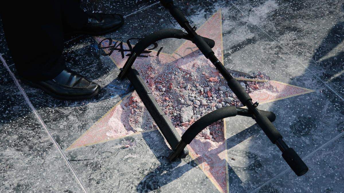 La estrella del presidente Donald Trump en el Paseo de la fama de Hollywood tras ser vandalizada el 25 de julio del 2018 en California.