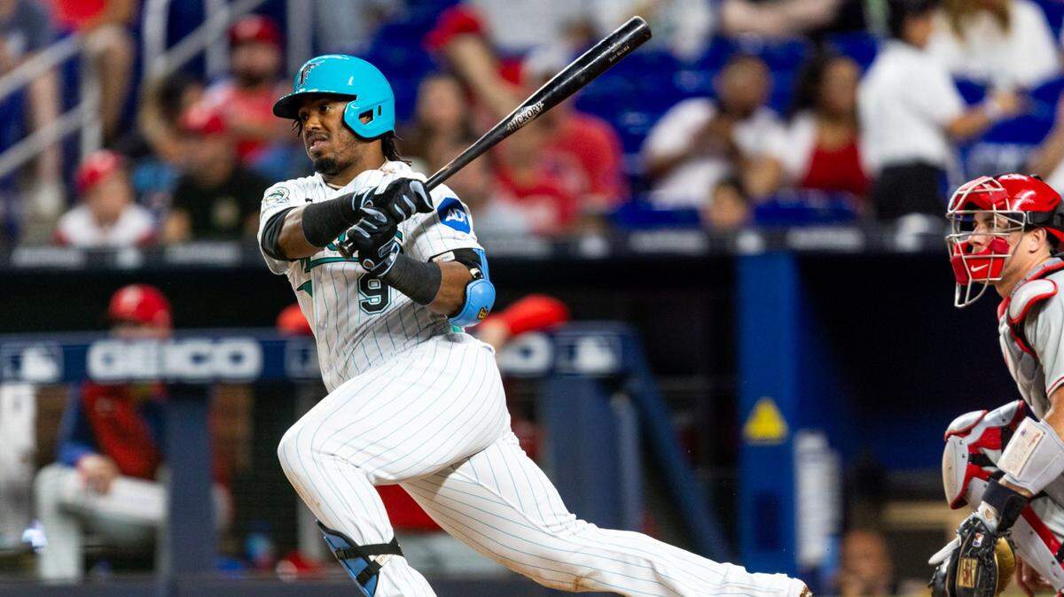El pelotero de los Marlins Jean Segura batea un hit en el partido contra los Filis de Filadelfia, celebrado el 7 de julio de 2023 en Miami.
