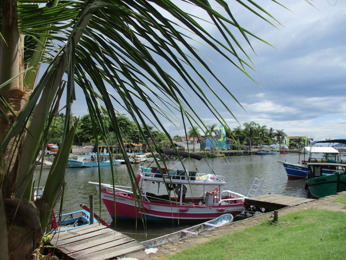 Las embarcaciones de pescadores de Paraty hoy proponen excursiones a las islas y playas.