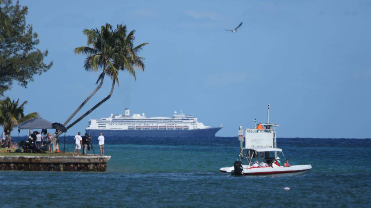 El barco Rotterdam aparece a la vista cuando comienza a seguir a su barco hermano, el Zaandam, hacia Port Everglades el jueves por la tarde, 2 de abril de 2020.