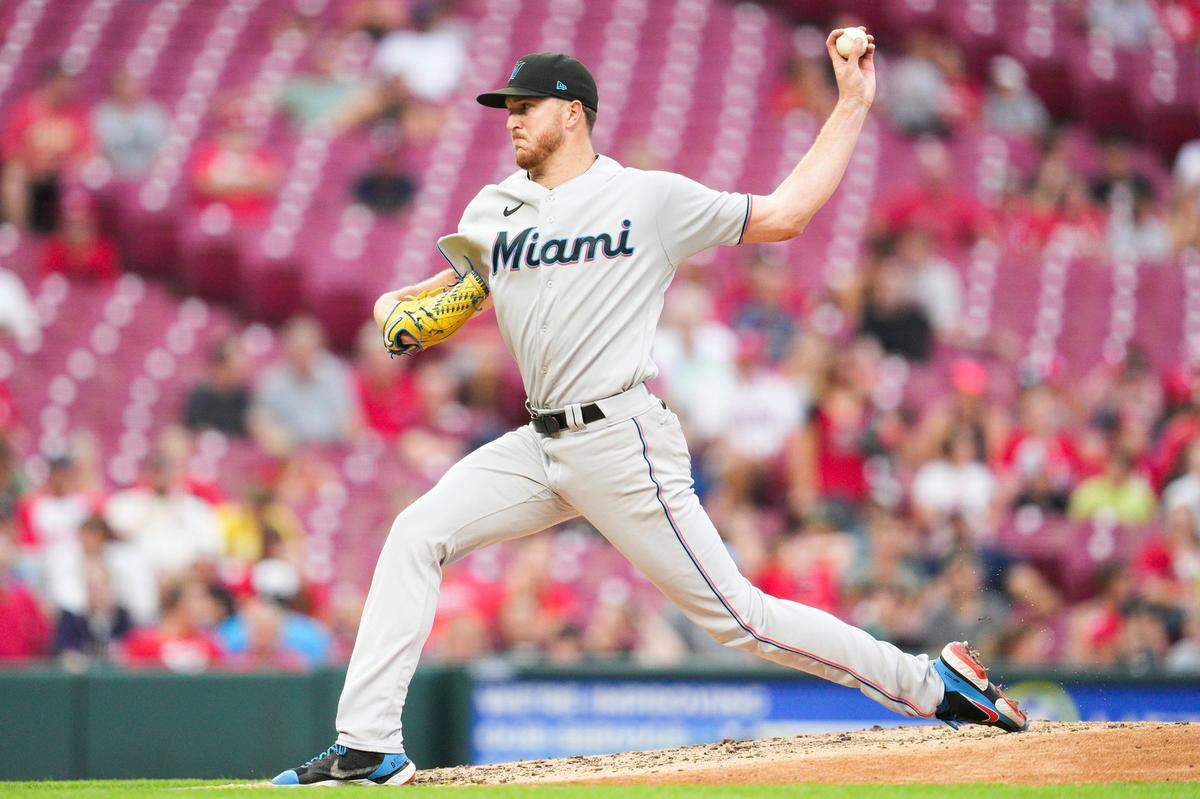 El abridor de los Marlins Trevor lanza en el tercer inning del partido ante los Rojos, celebrado el 25 de julio de 2022 en Miami.