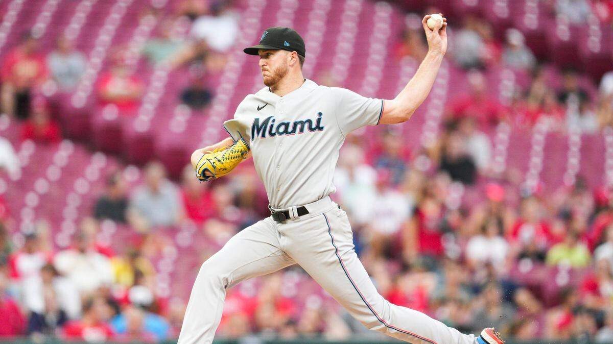 El abridor de los Marlins Trevor lanza en el tercer inning del partido ante los Rojos, celebrado el 25 de julio de 2022 en Miami.