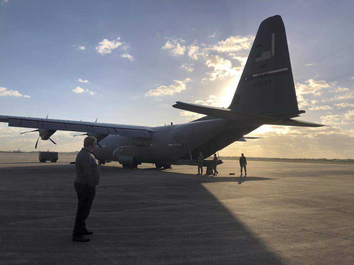 El avión militar C-130 de EEUU espera por la carga en la pista de la base de Homestead, en Florida, el 7 de marzo del 2019.