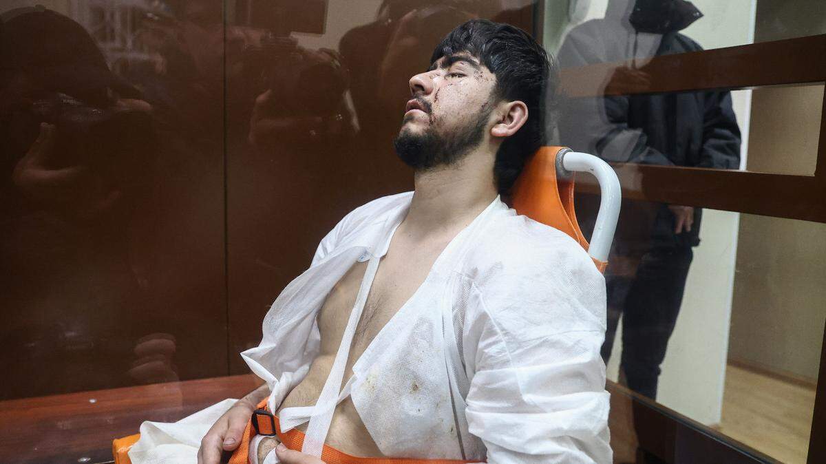 Mukhammadsobir Faizov fue llevado a la corte en silla de ruedas directamente desde un hospital y permaneció sentado y con los ojos cerrados durante la audiencia.
