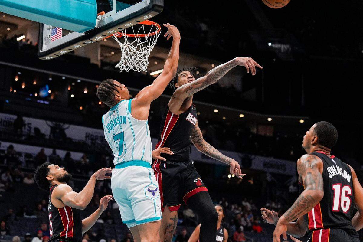 El jugador del Heat de Miami Kel’el Ware (centro) bloquea un tiro de Keyontae Johnson, de los Hornets, en el partido de pretemporada celebrado el 8 de octubre de 2024 en Charlotte.