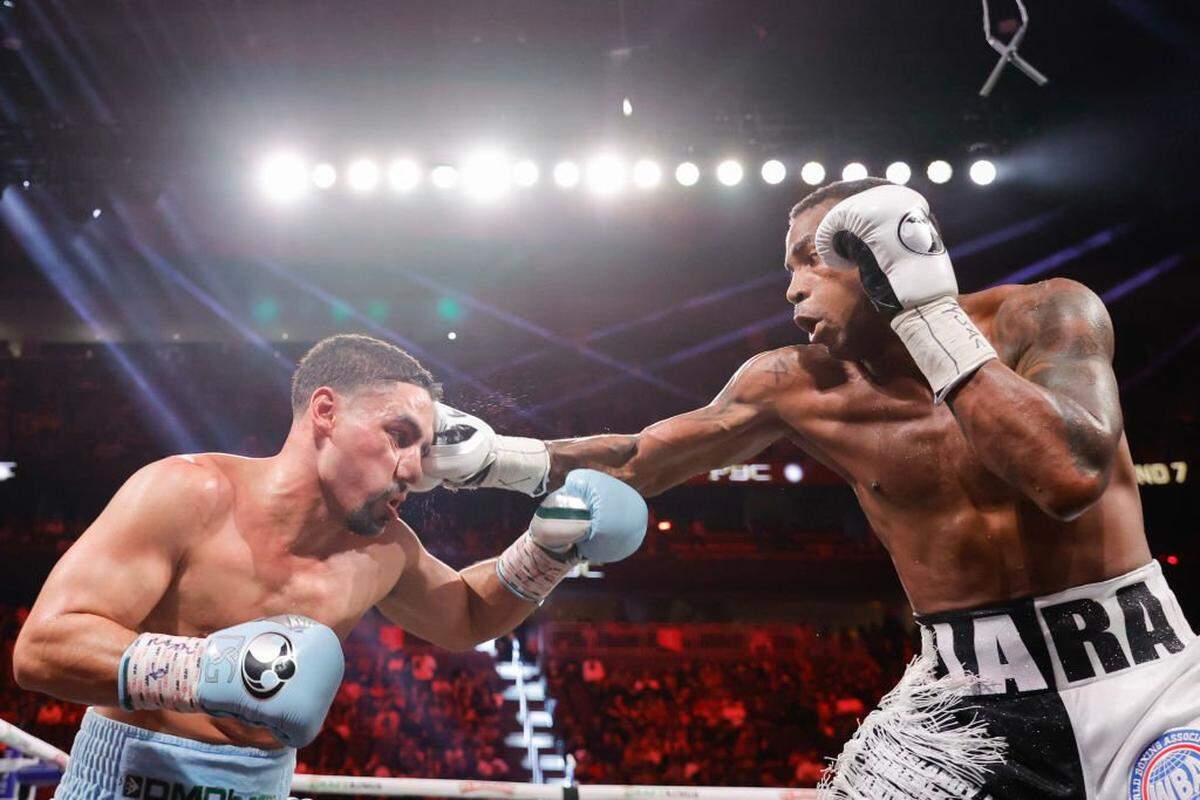 El boxeador cubano Erislandy Lara (der.) golpea a Danny García en el séptimo round de la pelea celebrada el 14 de septiembre de 2024 en el T-Mobile Arena en Las Vegas, Nevada. 