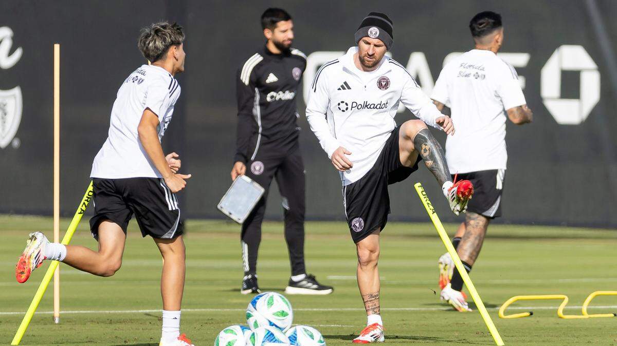 El delantero del Inter Miami Lionel Messi (10) entrena durante la primera práctica del equipo en la pretemporada, celebrada el 13 de enero de 2025 en Fort Lauderdale, Florida.