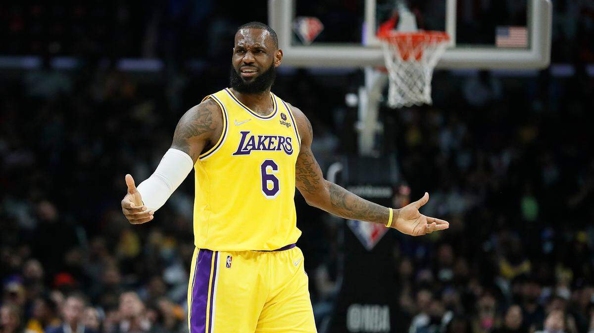 Foto de archivo. LeBron James criticó este miércoles a la NBA por no ser más contundente en su sanción a Robert Sarver, dueño de los Phoenix Suns y que el martes fue suspendido por un año y multado con $10 millones por comentarios vejatorios a sus trabajadores de tipo racista y machista.