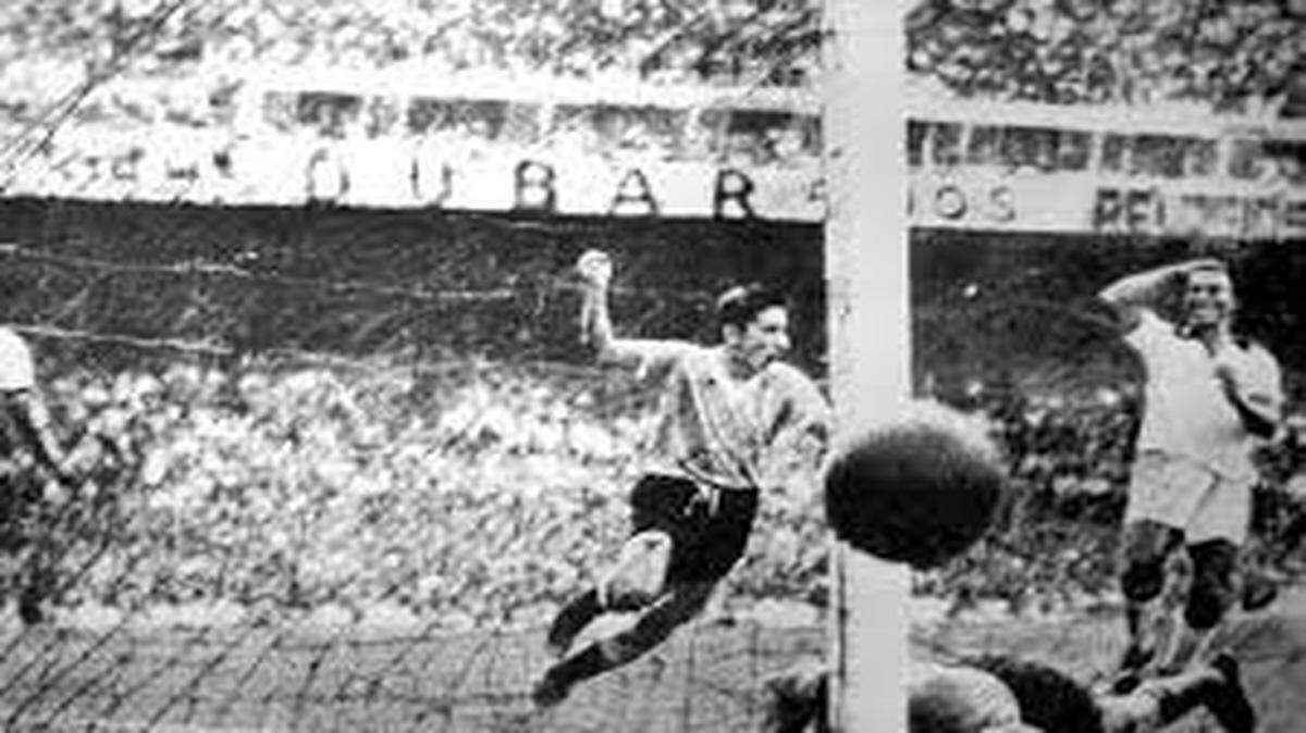 El jugador de la selección de Uruguay, Alcides Ghiggia, centro, anota un gol contra Brasil en la final del Mundial  el 16 de julio de 1950 en Río de Janeiro, en el partido conocido como el Maracanazo.