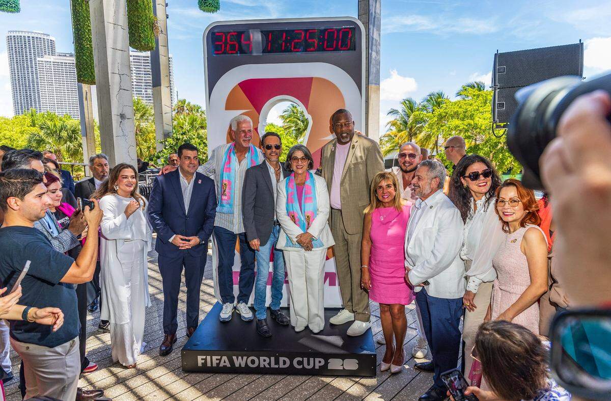 Funcionarios del Condado Miami-Dade se unen al artista invitado especial, el salsero Marc Anthony, y al empresario Rodney Barreto durante la presentación del reloj de cuenta regresiva para el inicio oficial de la Copa Mundial FIFA 2026, en la celebración “One Year Out” en el Pérez Art Museum Miami (PAMM), el miércoles 11 de junio de 2025. Barreto es el copresidente del Comité Anfitrión de la Copa Mundial de la FIFA 2026 para Miami.