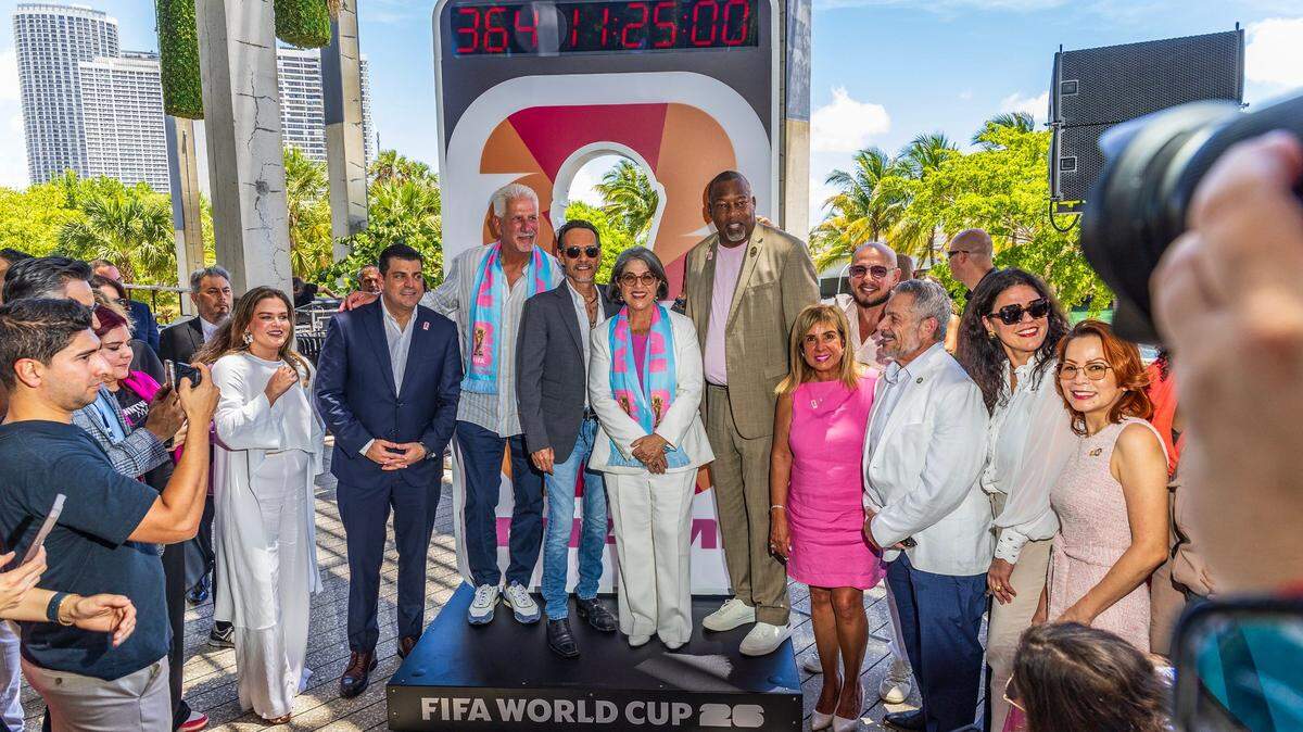 Funcionarios del Condado Miami-Dade se unen al artista invitado especial, el salsero Marc Anthony, y al empresario Rodney Barreto durante la presentación del reloj de cuenta regresiva para el inicio oficial de la Copa Mundial FIFA 2026.