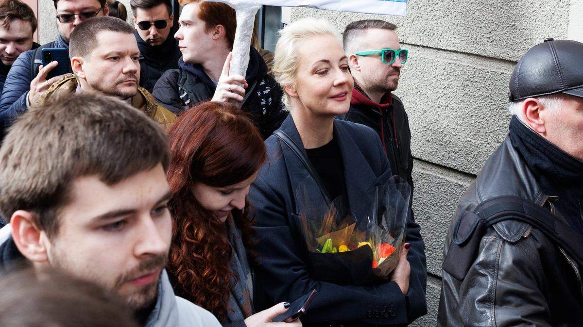 Yulia Navalnaya, viuda del Alexei Navalny, el opositor ruso recientemente fallecido, hace file en la embajada de Rusia en Berlín, para votar en las elecciones presidenciales, el domingo 17 de marzo de 2024.