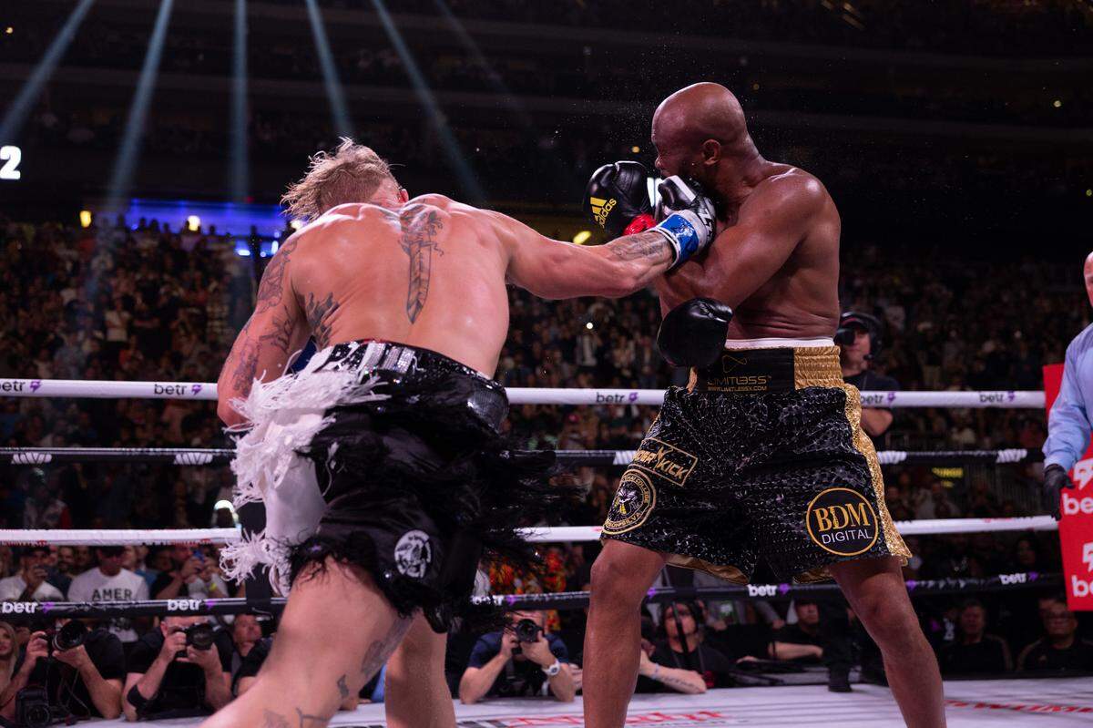 Jake Paul (izq.) golpea a Anderson Silva en la pelea celebrada el sábado en Glendale, Arizona.