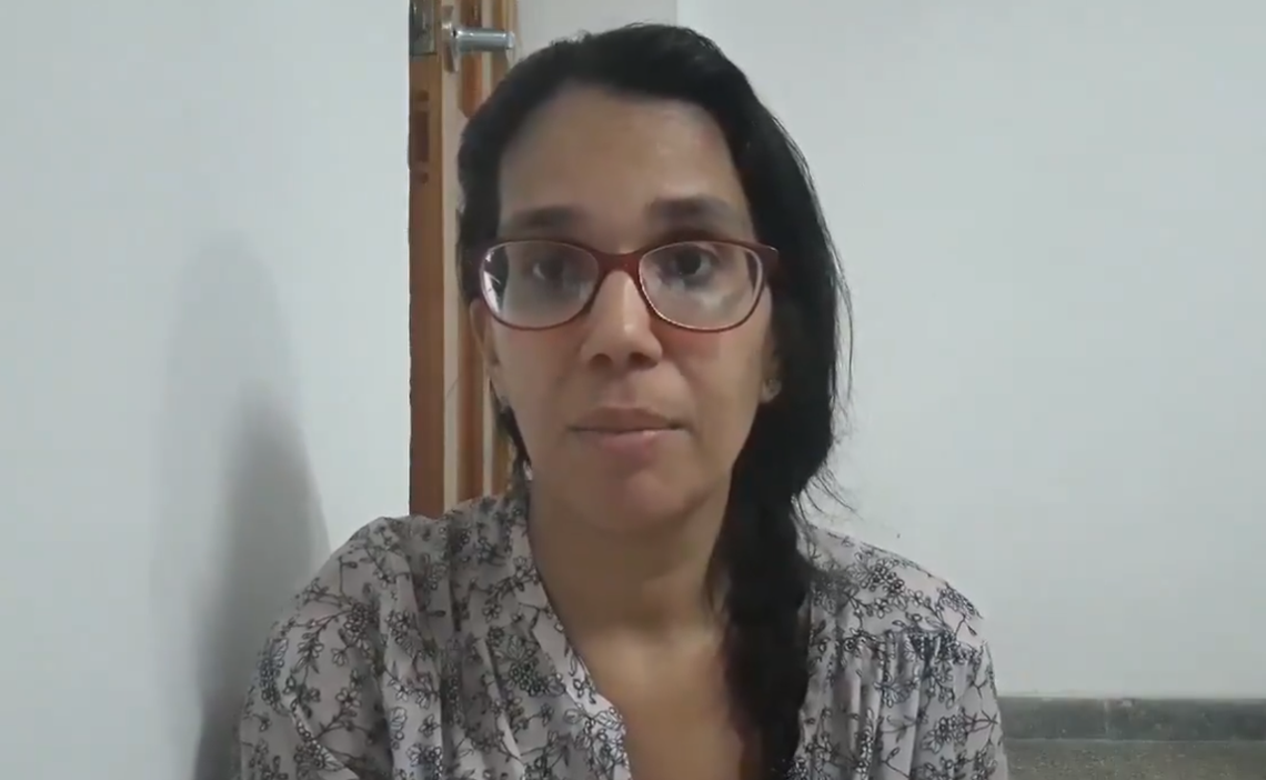 La periodista cubana Luz Escobar, del diario digital “14ymedio”, denuncia las acciones represivas de un agente de la Seguridad del Estado en un video enviado por Twitter, el lunes 25 de noviembre de 2019.