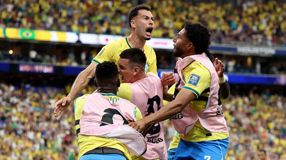 Brasil apela a su magia para remontar al final y avanza a octavos en la Copa Mundial