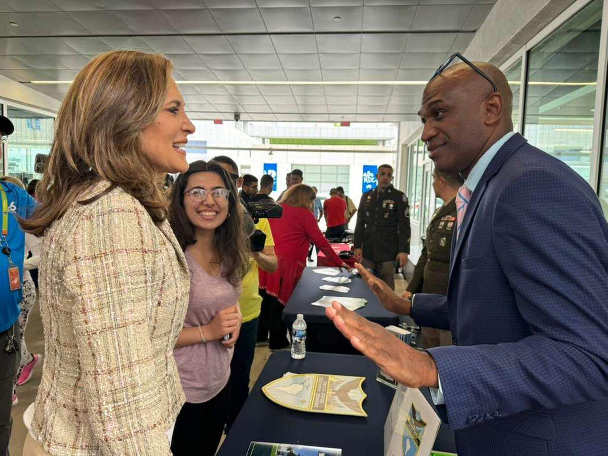 La congresista María Elvira Salazar conversa con un grupo de asistentes y empleadores a la feria. Este año, la feria de trabajos que organiza su oficina llega en un mal momento para los floridanos, que enfrentan un índice de desempleo más alto que el del país.