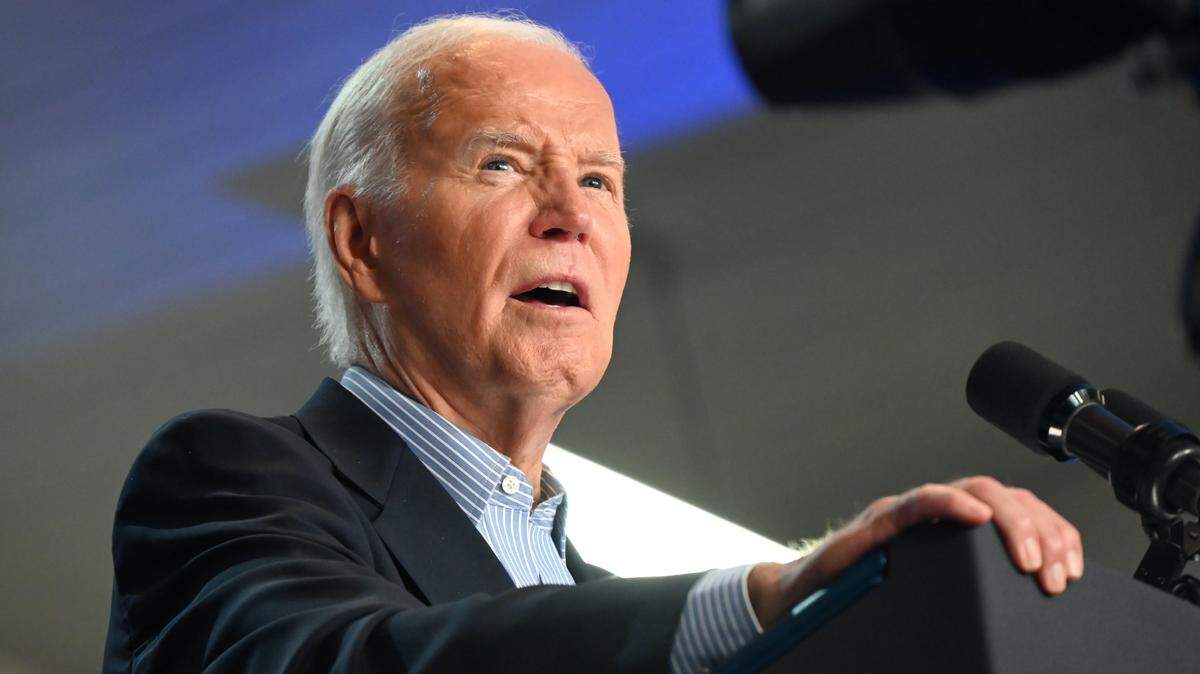 El presidente de los Estados Unidos, Joe Biden, habla en un mitin de campaña en la escuela secundaria Sherman en Madison.