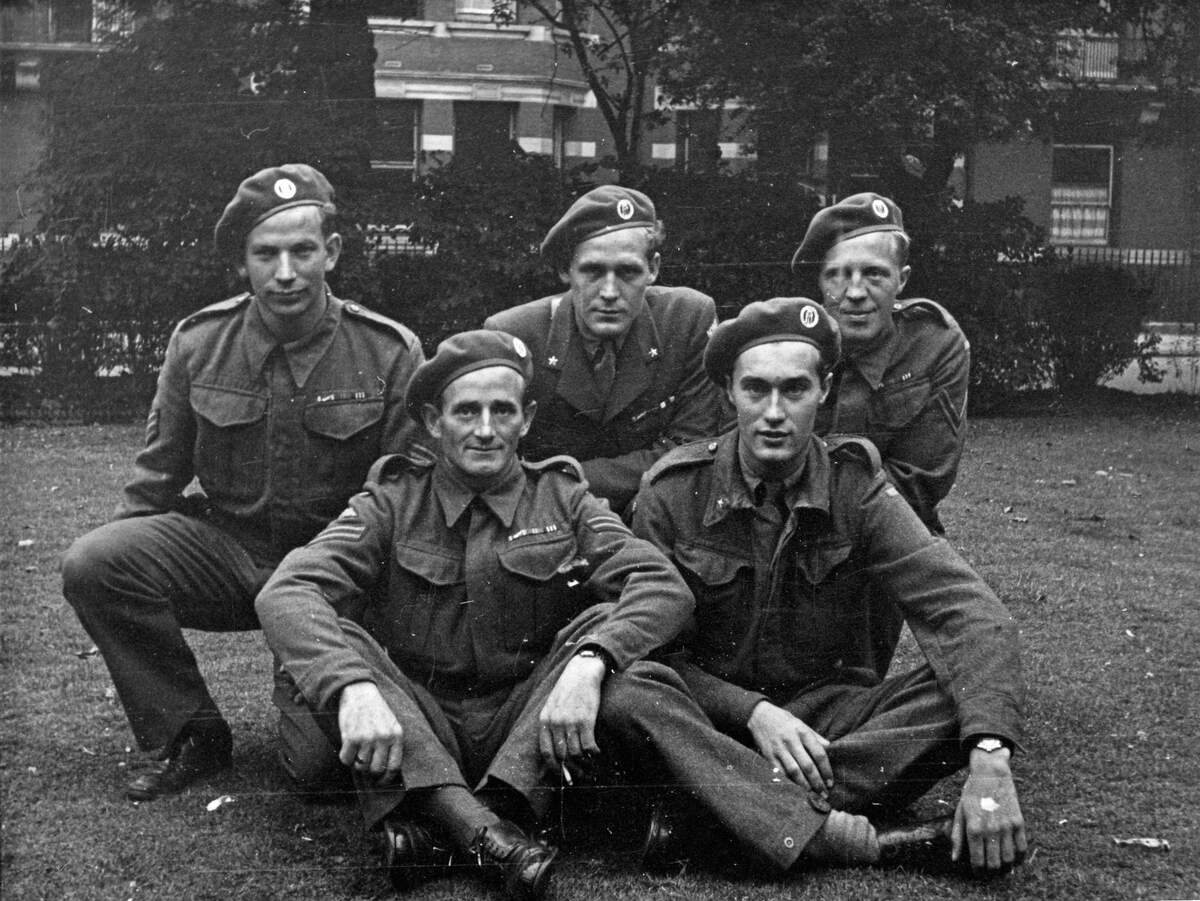 Cinco integrantes del equipo de la Operación Gunnerside, en Londres.