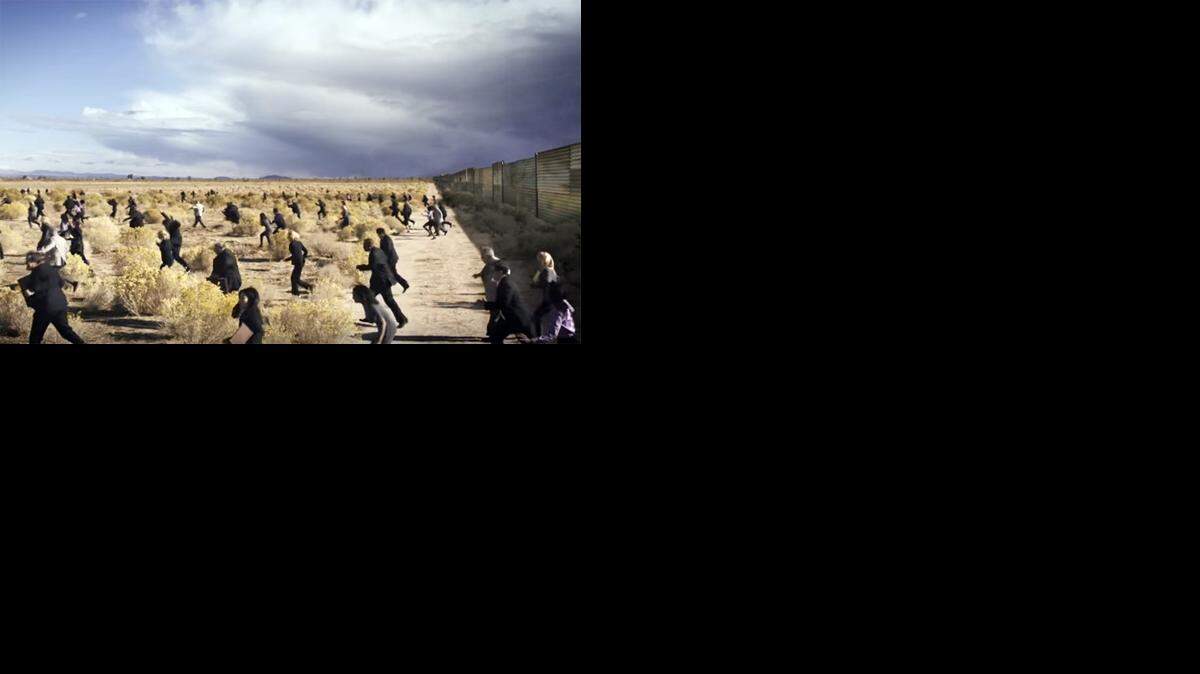 El video titulado “Invasión”, de un minuto de duración, muestra hombres en traje y corbata y mujeres elegantemente vestidas cruzando el “Río Grande”.