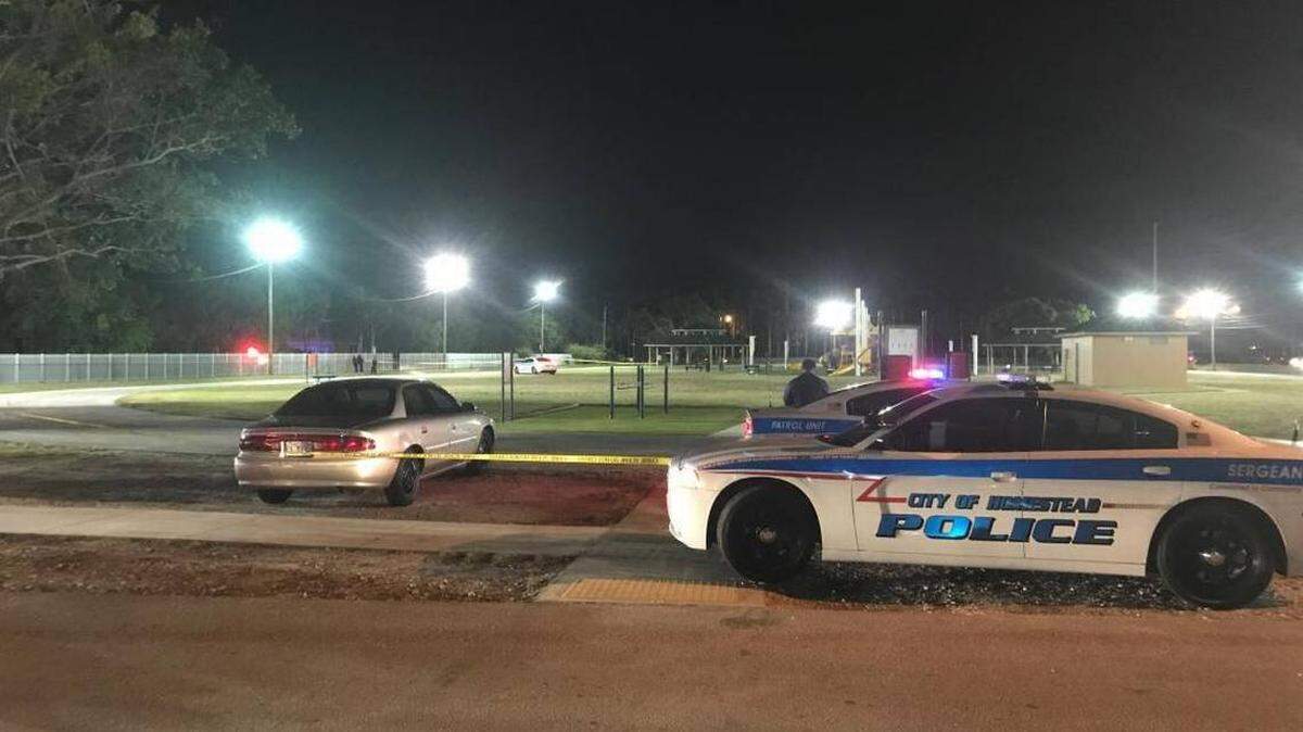 La policía investiga el lugar donde tuvo lugar un tiroteo que dejó un adolescente muerto cerca de Blakey Park en Homestead. 