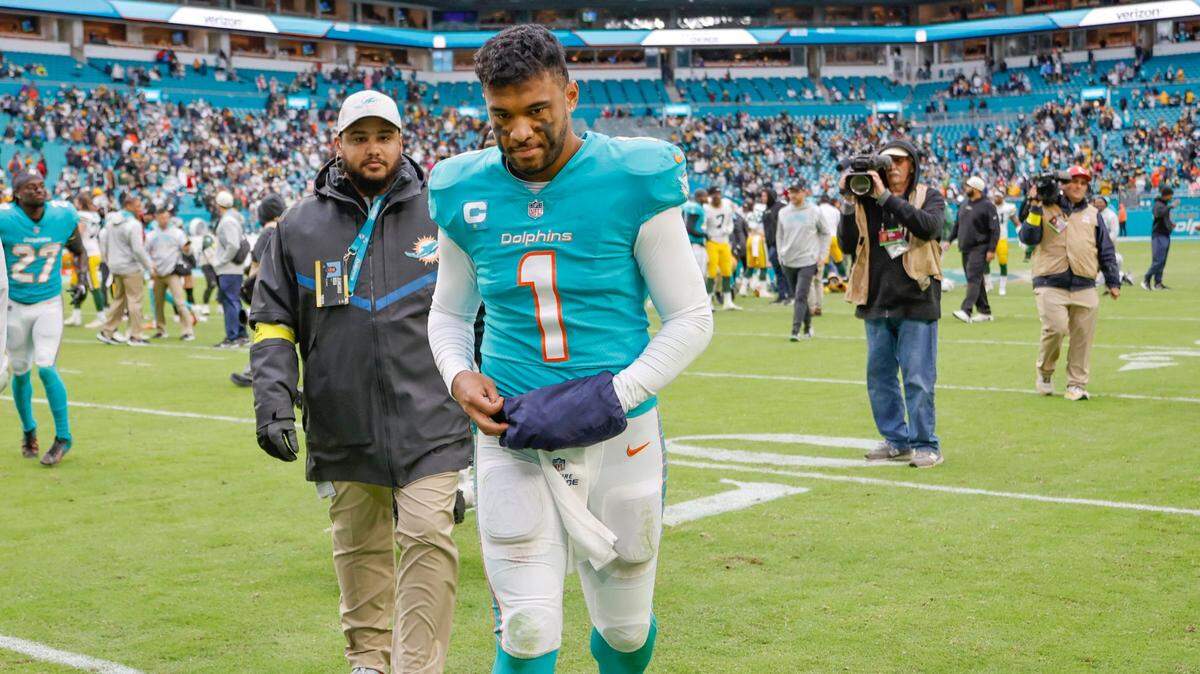El entrenador de los Dolphins, Mike McDaniel, anunció el miércoles que el quarterback Tua Tagovailoa fue diagnosticado con una conmoción cerebral que sufrió en la derrota del domingo pasado ante los Packers de Green Bay en el Hard Rock Stadium.