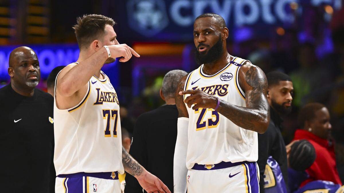 LeBron James (der.) arrancará su primera temporada completa al lado del esloveno Luka Doncic, con el que irá por el quinto anillo de su carrera en la NBA.