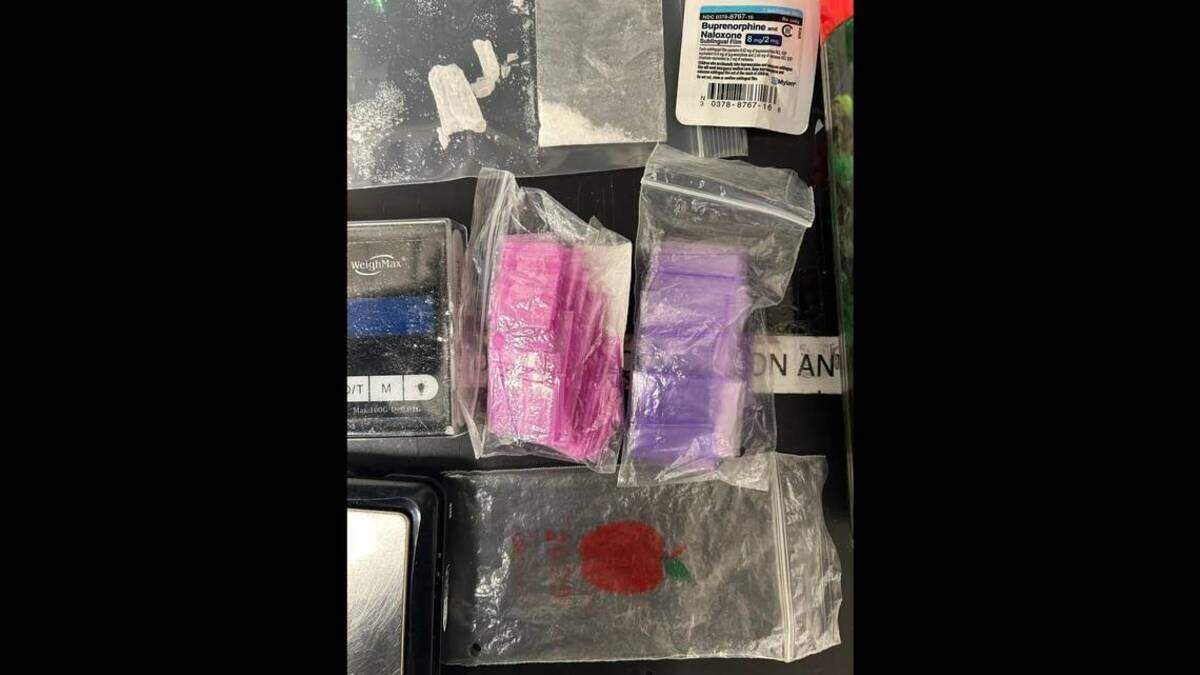 Una agente encontró metanfetamina, agujas, narcan, pesas digitales, pequeñas bolsas, absorbentes cortados y otros objetos que tienen que ver con las drogas, dijo la policía del Condado Brevard.