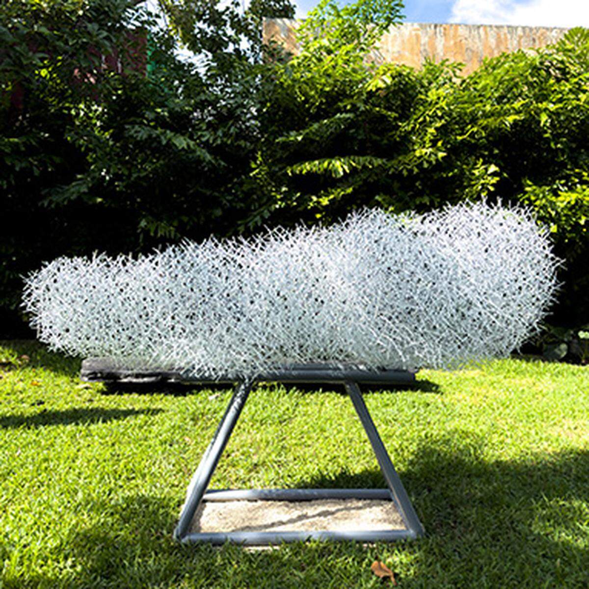 Nube blanca, 2023, de Ricardo Cárdenas. Acero inoxidable pintado, 37 3/8 x 122 x 41 3/8 pulgadas.