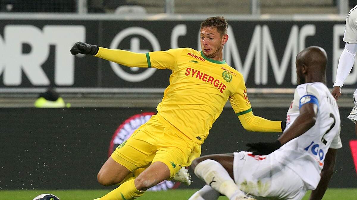 El delantero del Nantes Emiliano Sala (izq.) patea la pelota ante la marca de Prince Gouano, del Amiens, en un partido de la liga francesa  celebrado el 27 de octubre de 2018.