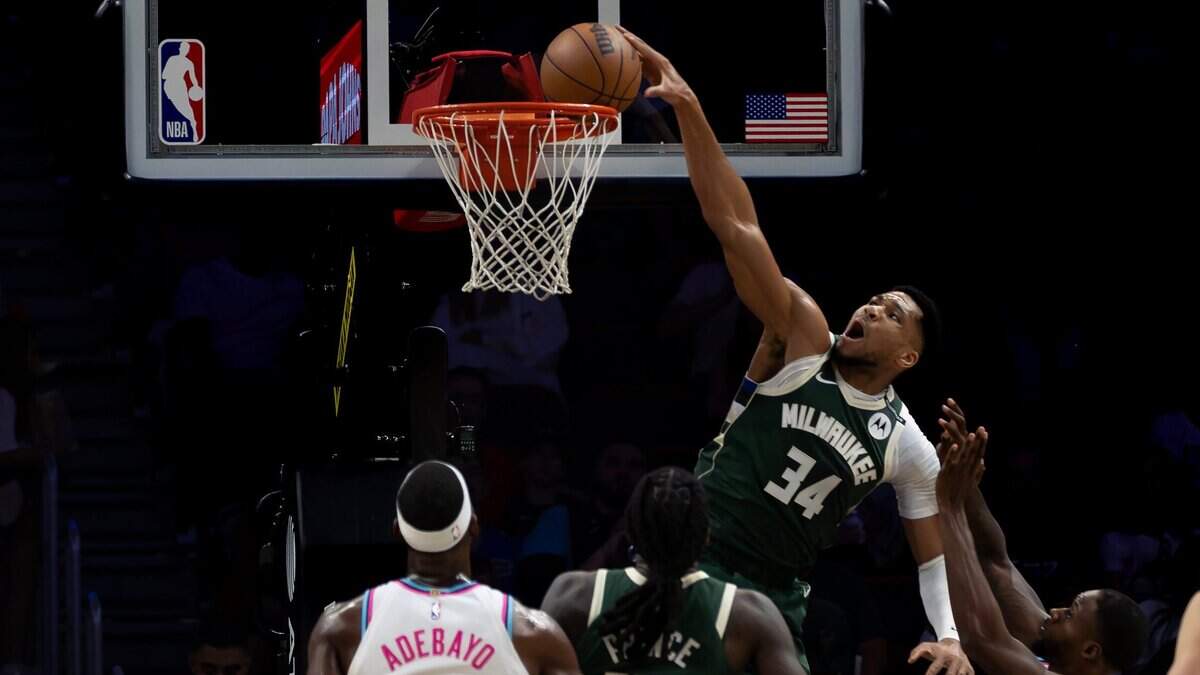 El astro de los Bucks de Milwaukee, Giannis Antetokounmpo (34), clava la pelota sobre el jugador del Heat, Haywood Highsmith, en el partido celebrado el 5 de abril de 2025 en Miami.
