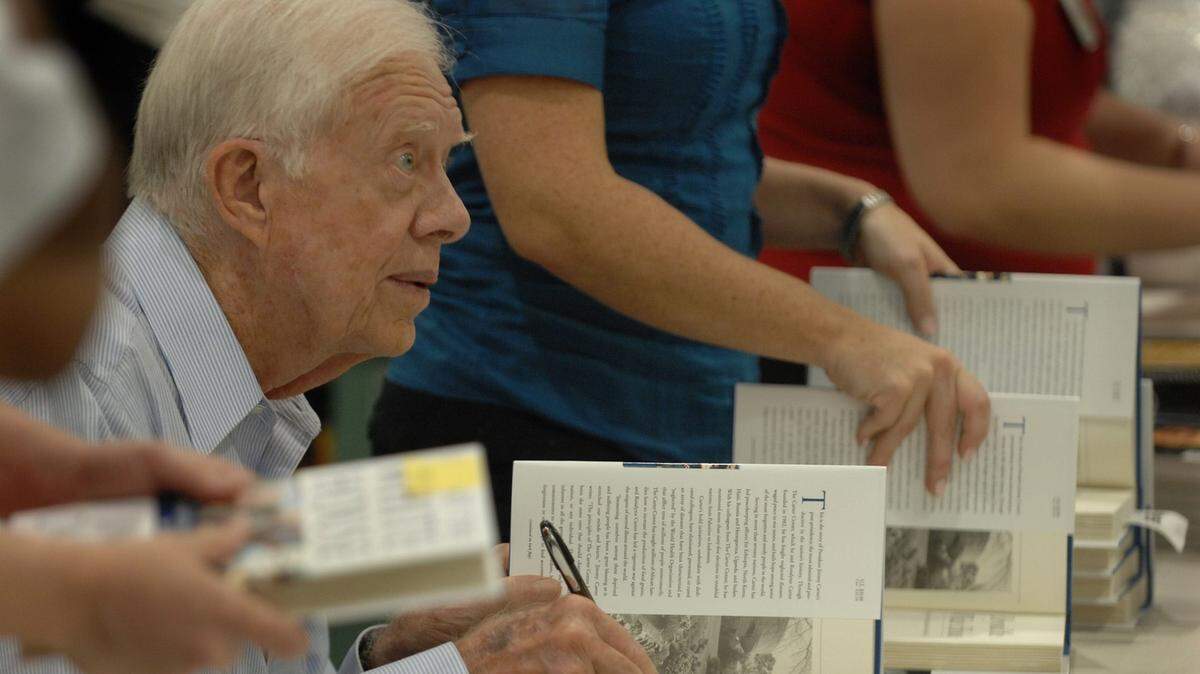 Foto de archivo del 10 de octubre de 2007, que muestra al expresidente Jimmy Carter firmando copias de uno de sus libros, en Jacksonville, Florida.