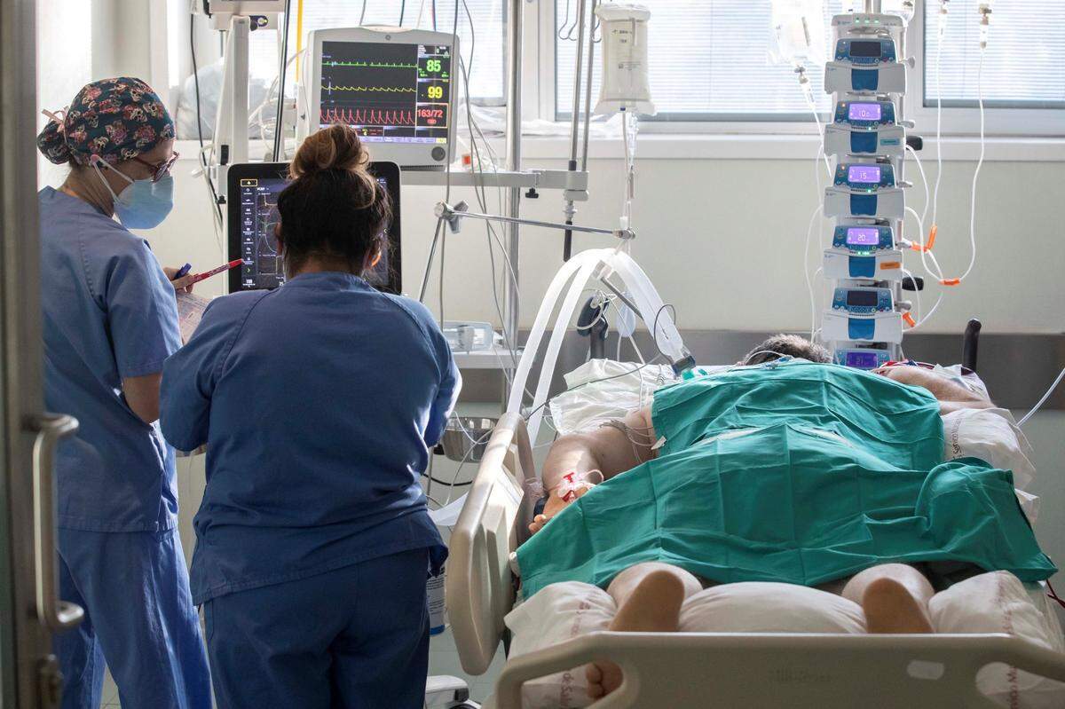 La decisión de Donald Trump de retirar a Estados Unidos de la OMS se debe a su desacuerdo con la gestión sanitaria de la organización, en especial de la pandemia de covid-19, y los elevados pagos de su país en comparación con respecto a otros países.