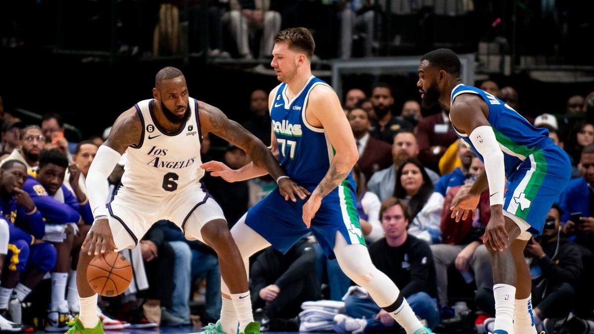  El esloveno Luka Doncic rozó el triple doble este domingo y, con sus 32 puntos, nueve rebotes y nueve asistencias, guió la victoria de los Mavericks de Dallas contra los Lakers de Los Ángeles, en los que LeBron James anotó 38 puntos, en el programa navideño de la NBA.
