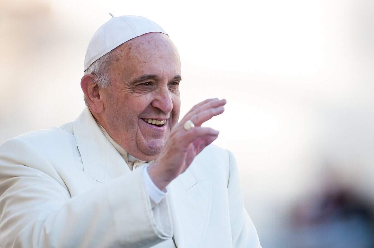 El papa Francisco, saluda a su llegada para presidir su audiencia general en el Vaticano, el 17 de diciembre de 2014, día de su cumpleaños.