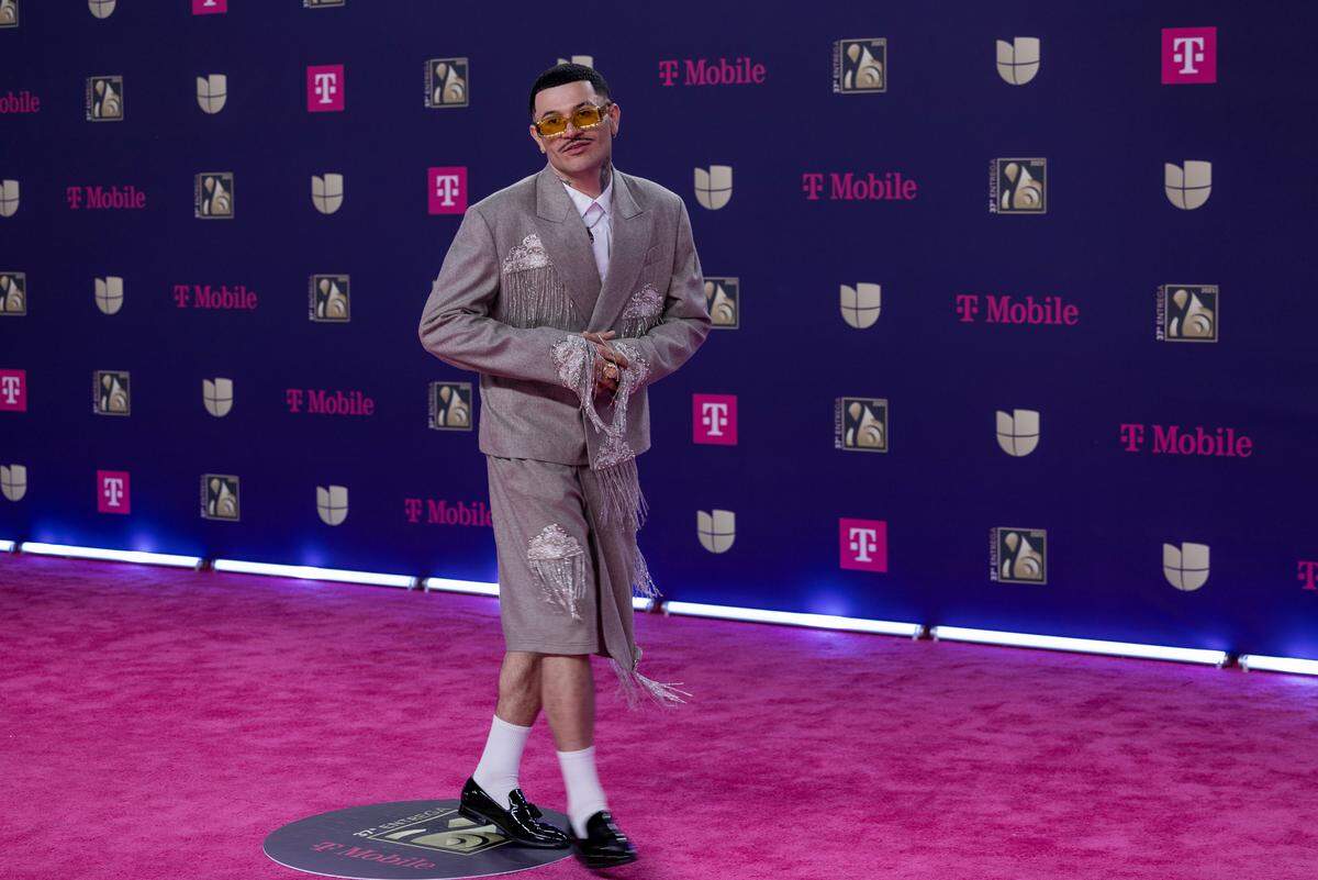 El cantante Kapo camina mientras llega a la alfombra magenta de Premio Lo Nuestro 2025, celebrada en el Kaseya Center, en Miami, el jueves 20 de febrero de 2025.