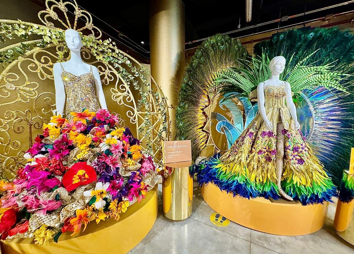 Vestidos originales de ex-reinas en el Museo del Carnaval en Baranquilla