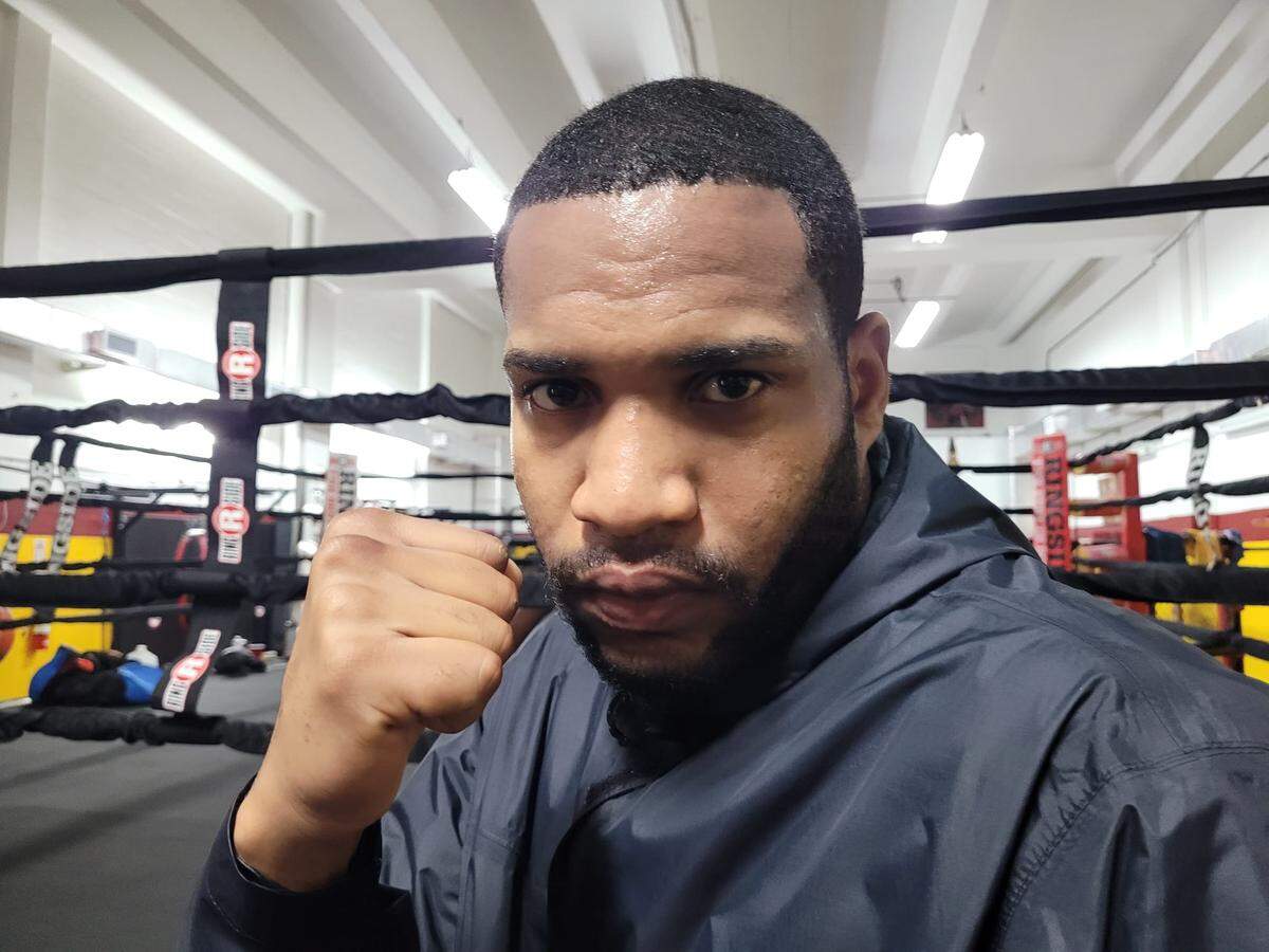 Vender una casa y emprender un camino son dos riesgos que Yuniel Pérez Milán no tuvo miedo en correr para iniciar una nueva vida. Desde hace varias semanas este joven boxeador entrena en Miami a las órdenes del profesor Erick “Tigre’‘ Castaños en busca de una oportunidad.