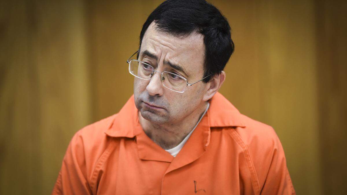 Larry Nassar escucha durante una de las sesiones del jucio en su contra el 2 de febrero del 2018 en Charlotte, Michigan.