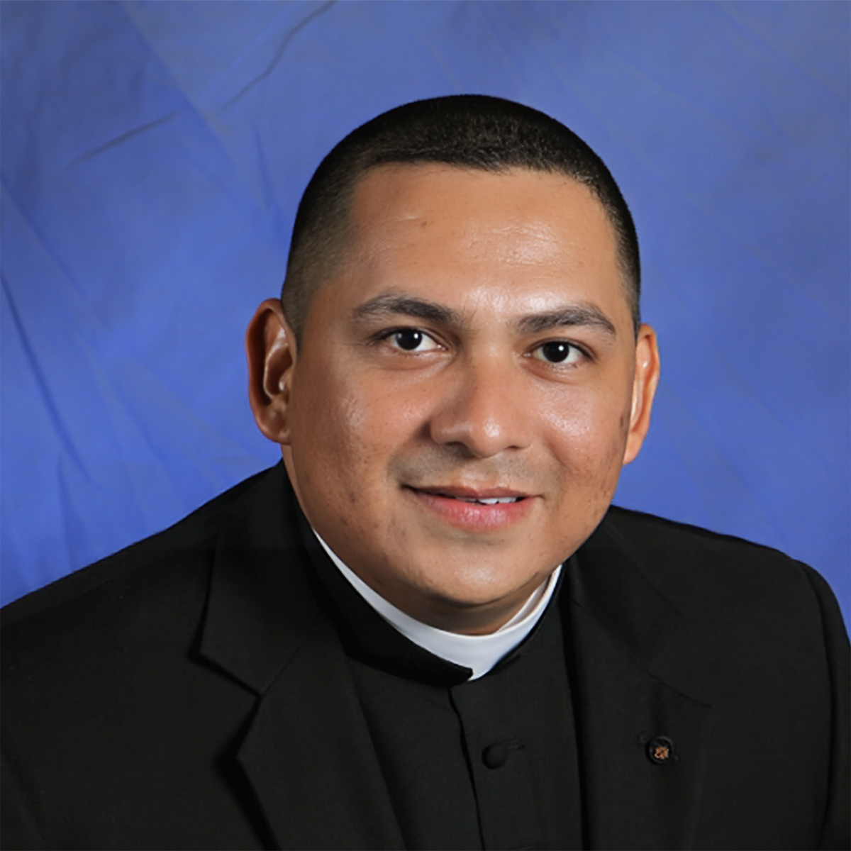 Padre Luis Largaespada, Pastor de la Iglesia de St. Hugh miembro del Comité de la Serie de Conciertos St. Hugh- Steinway.