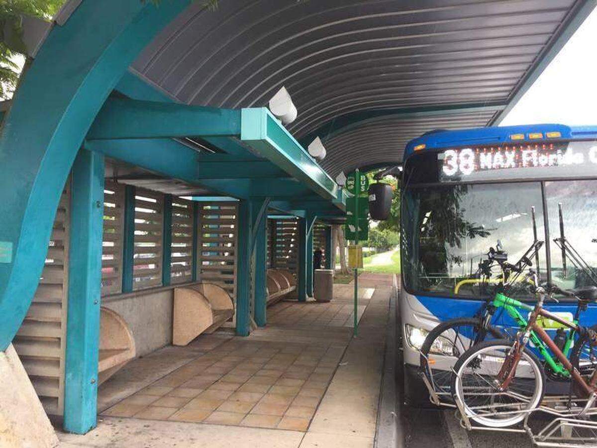 Un autobús de Metrobus hace una parada en el South Dade Busway. El Metrobus operará con horario de domingo el Día de Acción de Gracias.