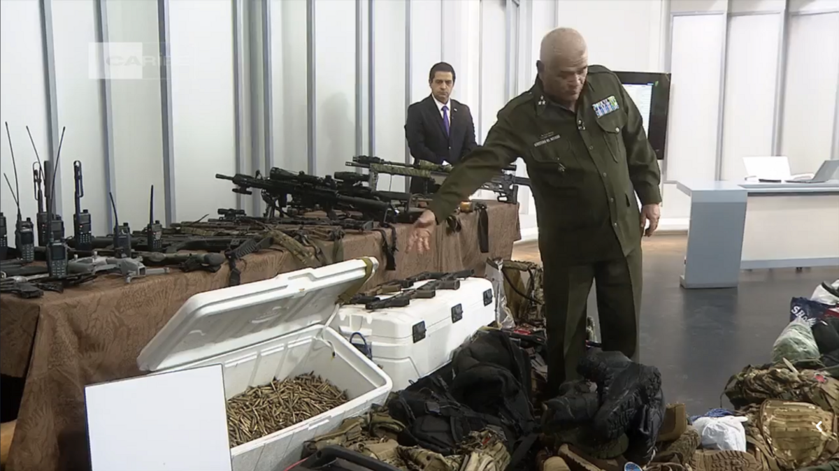 Las autoridades cubanas exhibieron un alijo de armas que, según afirman, fue incautado a un grupo de hombres que ingresó a aguas territoriales cubanas el 25 de febrero de 2026 en una misión terrorista.
