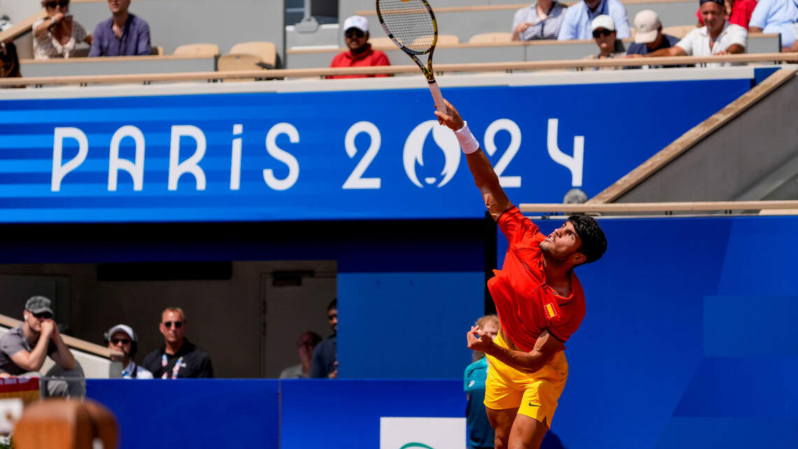 Alcaraz gana y avanza a semifinales en el tenis de París