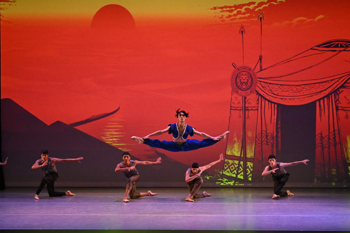 Los bailarines de Arts Ballet Theatre of Florida (ABTF) en “Polovetsian Dances”, coreografía de Vladimir Issaev, con Ataru Matsuya al centro, en el aire.