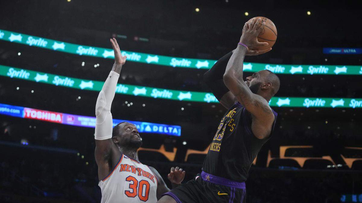 En su temporada número 21 en la NBA, lidera a estos Lakers en puntos y asistencias y es el segundo máximo reboteador del equipo sólo por detrás de Anthony Davis.
