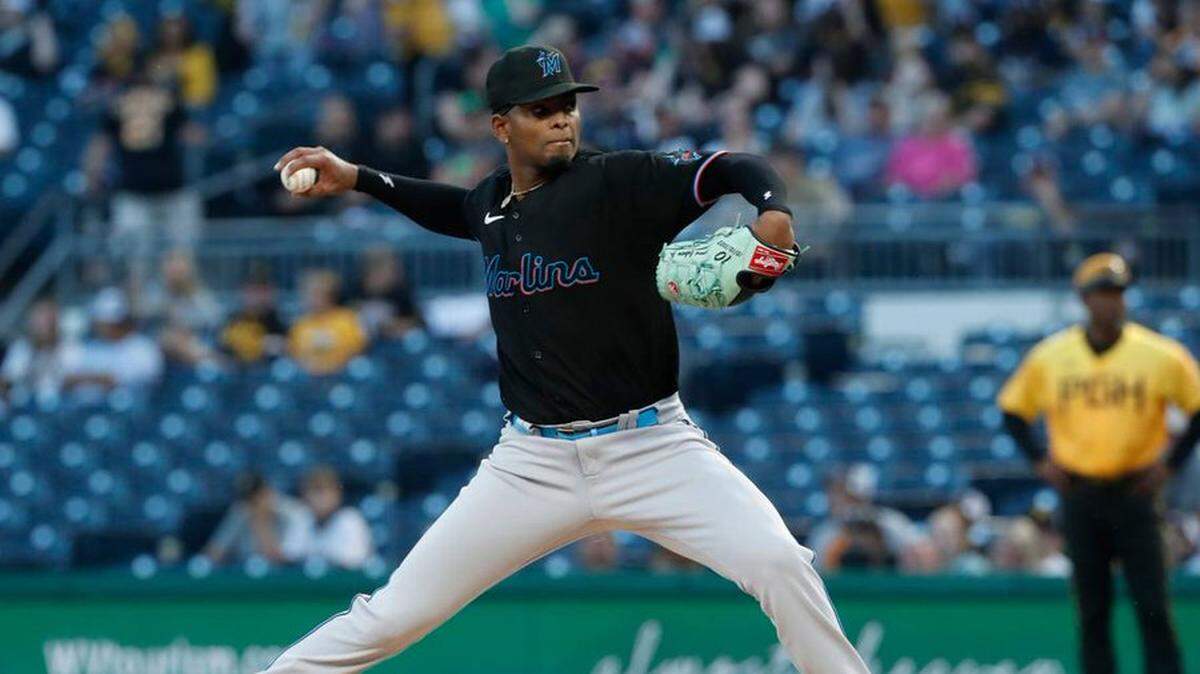 Edward Cabrera lanza contra los Piratas en Pittsburgh.
