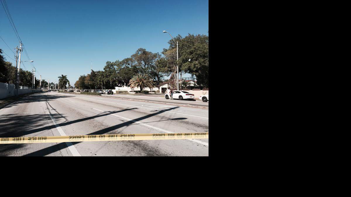 Un sector cercano a Miami Gardes en Ives Dairy Road es acordonado por la policía. 
